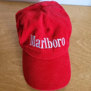 Vintage marlboro Manchester keps  - En vintage keps i Manchester med broderar marlboro logga, kepsen är i mycket fint skick 