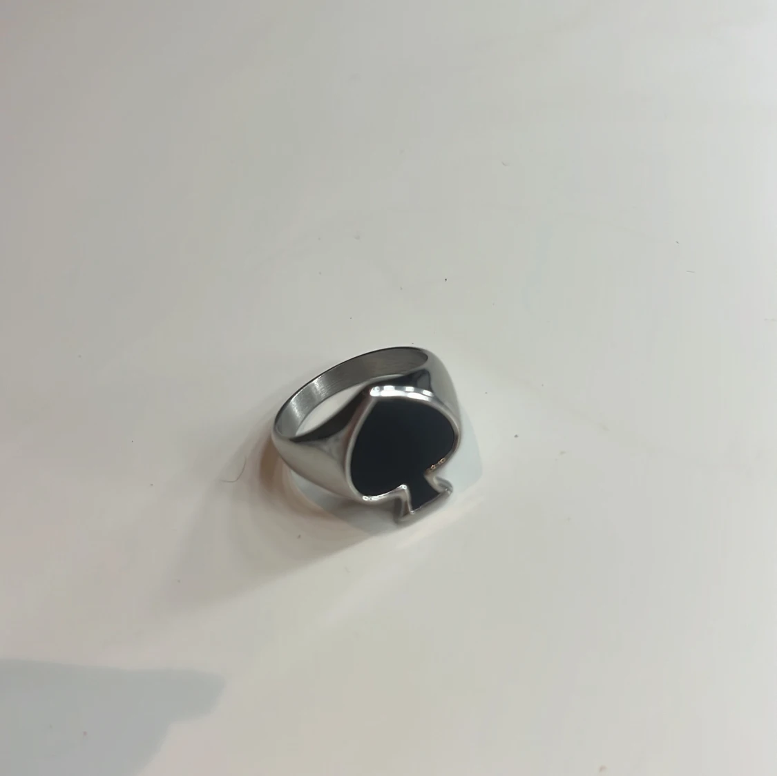 Silverring med svart spadermotiv - 3