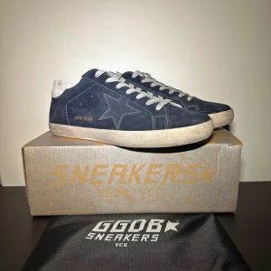 Golden Goose - Säljer dessa tvär feta golden goose i storlek 43. Skicket på skorna är 9/10 och är endast använda 3 gånger🤩 Vid köp av skorna ingår box och dustbag❗️ För fler bilder eller övriga fråga kontakta gärna oss☺️