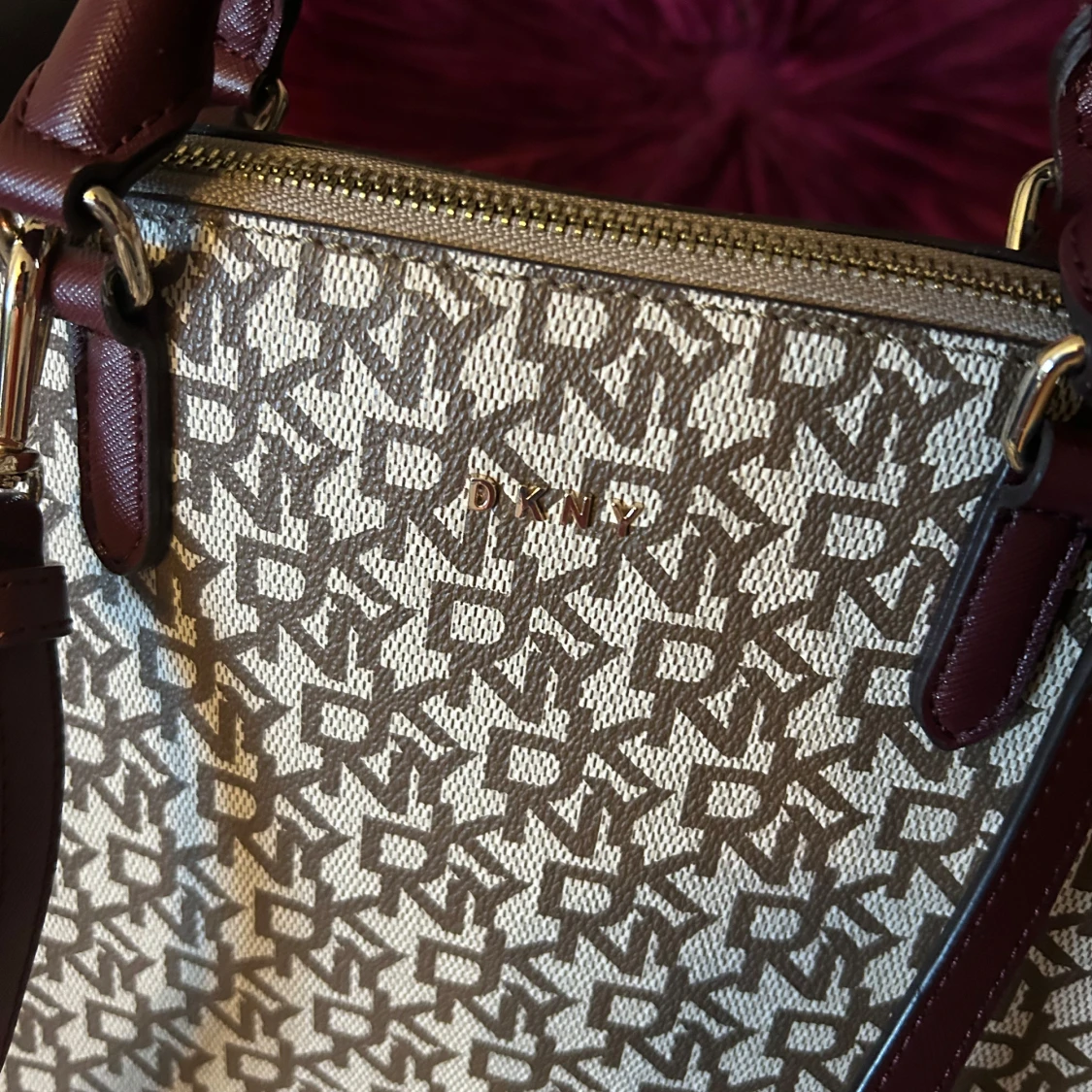 Beige och brun handväska från DKNY - 1