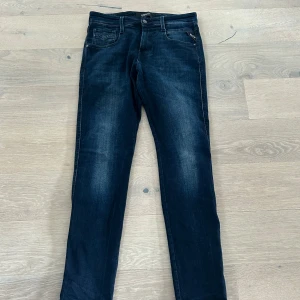 Replay anbass - Replay anbass hyperflex, bra skick, storlek W29,L30, slim fit. Ordinarie pris 1500, pris kan diskuteras vid snabb affär.