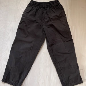 Polar Surf Pants  - Säljer ett par snygga Polar Surf Pants som inte kommer till användning. Dessa är i bra skick och super sköna! 