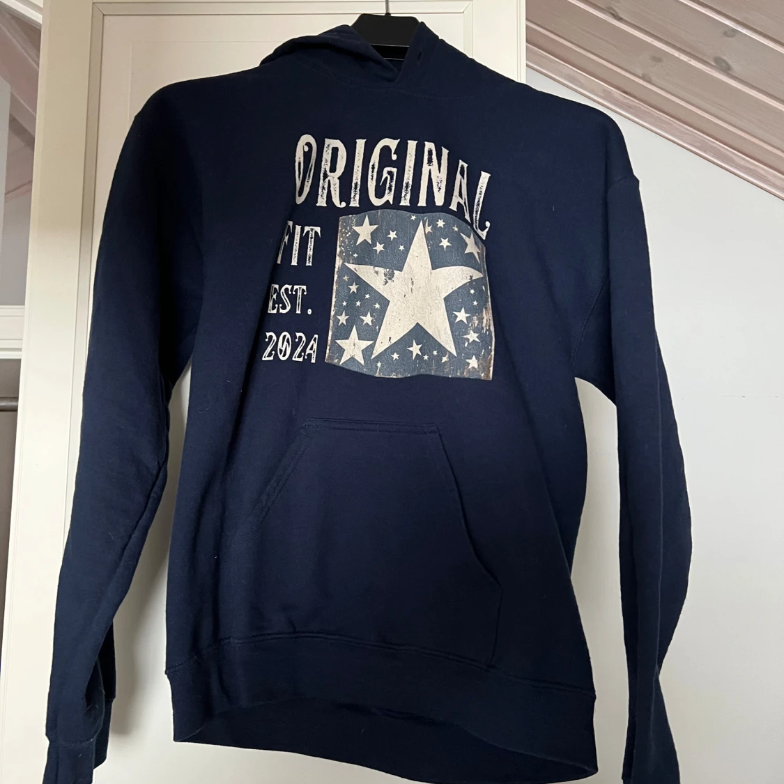 Mörkblå hoodie med stjärntryck