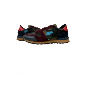 Rockrunner Camo Low Trainers - Säljer nu ett para Rockrunner Camo Low Trainers. Skorna är relativt slitet skick och har färg från lädern som gått bort lite. Sulan är fin och har mycket kvar att ge. PM för frågor! 