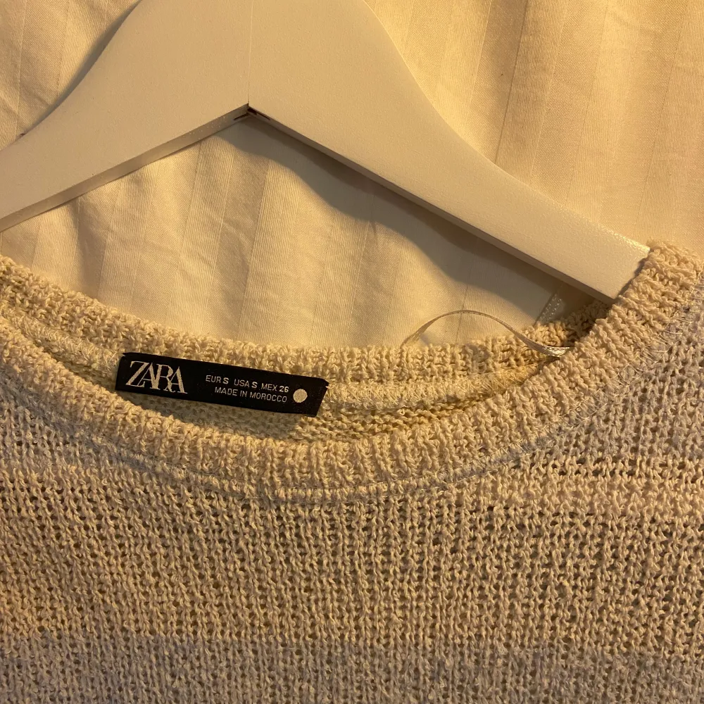 Super söt randig stickad tröja från Zara, perfekt inför sommar . Neuletakit & Villapaidat.