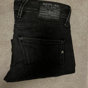 Replay anbass slim fit W28/L32 - Tjena,säljer dessa riktigt feta Replay Anbass i svart färg samt slim fit, W28/L32. Jeansen är i riktigt bra skick och är använda fåtal gånger. Fundera inte på att skicka iväg ett meddelande 🔔 