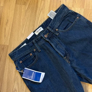 Blå jeans från Jack & Jones - Snygga blå jeans från Jack & Jones i modellen Mike. De har en klassisk femficksdesign och knappar i gylfen. Helt nya och oanvända!🌸