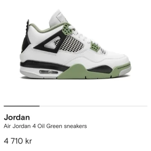 Nike Air Jordan 4 Retro - Säljer ett par Nike Air Jordan 4 Retro sneakers i en stilren kombination av vitt och grönt. Precis köpta får en från Plick men för små för mig då jag väljer sälja dem. Ass snygga och passar till nästan allt🫶🏼