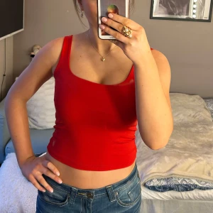 Röd ärmlös linnetopp - Säljer en röd ärmlös linnetopp. Köpt secondhand, vet därför inte märket! 