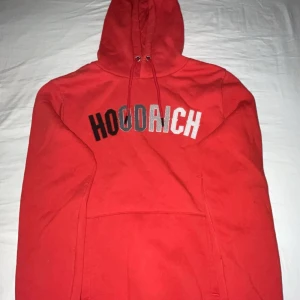 Röd hoodie från Hoodrich - Hjälper nu min kille att sälja hans röda hoodie från Hoodrich med text på bröstet i svart, grått och vitt. Hoodien är använd max 5 gånger och är fortfarande i nyskick så det förekommer inga defekter❤️