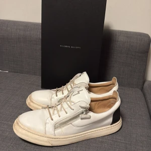 Giuseppe zanotti skor - Ett par feta giuseppe zanotti skor i storlek 44/2. Hysat bra skick. Hör av er vid frågor!! Pris går att diskutera 