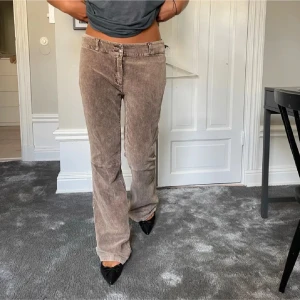 Manchesterbyxor  - Så coola manchesterbyxor!!! Storlek L köpta vintage. Första tre bilderna från förra ägaren, sista två är mina.