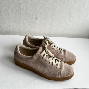Rosa mockasneakers från Vagabond - Snygga rosa sneakers från Vagabond i mocka med snörning och en brun sula. Perfekta för en stilren look och bekväma att bära hela dagen. Passar bra till både jeans och klänning.