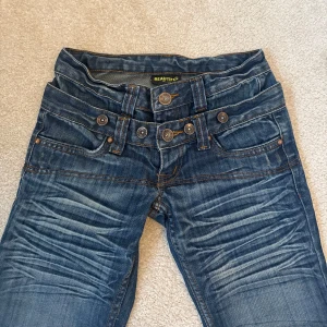 Jeans bootcut - 31cm över midjan 82 i innersöm! Supercoola och unika jeans😍😍😍😍💗💗💗💗 För små för mig så inga bilder på