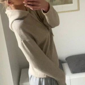 Beige ribbad hoodie från Amisu - Mysig beige hoodie från Amisu i ribbat material. Tröjan har huva med snörning och långa ärmar, perfekt för chill dagar. Enkel och stilren design som är lätt att matcha med allt. Passformen är normal och materialet känns mjukt mot huden.
