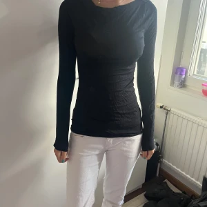 Svart intimissmi tröja - Säljer min svarta intimissimi tröja som är i storlek s men har blivit lite uttöjd i tvätten och passar nu bättre en storlek M