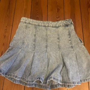 Super cool jeanskjol - Så himla söt och fin jeanskjol i bra skick. Det står att kjolen är i storlek M men jag skulle säga att den är liten i storleken så passar också de som har S💕🌸