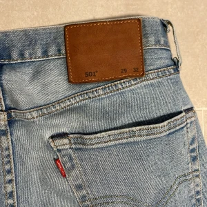 Levi's 501 ljusblå jeans 29/32 - Klassiska Levi's 501 jeans i ljusblå tvätt. Tillverkade i bomull och passar perfekt för en avslappnad stil.                                        Hör av dig vid frågor eller mer bilder!!!
