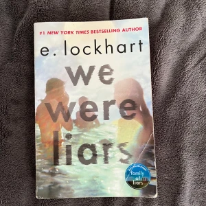 We Were Liars - En hyllad och spännande roman om familjehemligheter, lögner och oväntade vändningar. Perfekt för dig som gillar mysterier och intensiva berättelser. Boken utspelar sig på en privat ö och bjuder på en oförglömlig läsupplevelse. Innehåller 32 sidor bonusmaterial!