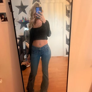 Blå  Nelly bootcut jeans med låg midja - Säljer ett par blå jeans med bootcut och låg midja. Har använt några gånger.