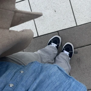 Ljusgrå bootcut jeans - Säljer ett par gråa bootcut jeans från Gina. Byxorna har klassisk femficksdesign och normal passform. Så fin ljusgrå färg som passar till allt. 