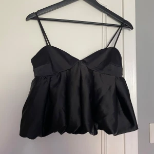 Svart topp - Svart topp från H&M🖤 helt ny, aldrig använd. Nypris: 279kr.