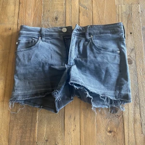 Grå jeansshorts med fransig kant - Säljer dessa jätte fina shorts vet inte riktigt vart dem är ifrån men skulle gissa på HM💕 dem är i storlek 12-13 y men är lite stora på mig som har xs så skulle säga att dem passar S💕