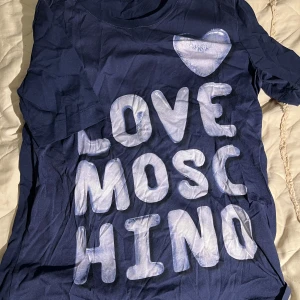 T shirt från Moschino  - En mörkblå t shirt från moschino, passar jättebra till jeans! Aldrig använt, Bara att skriva vid frågor!🩷