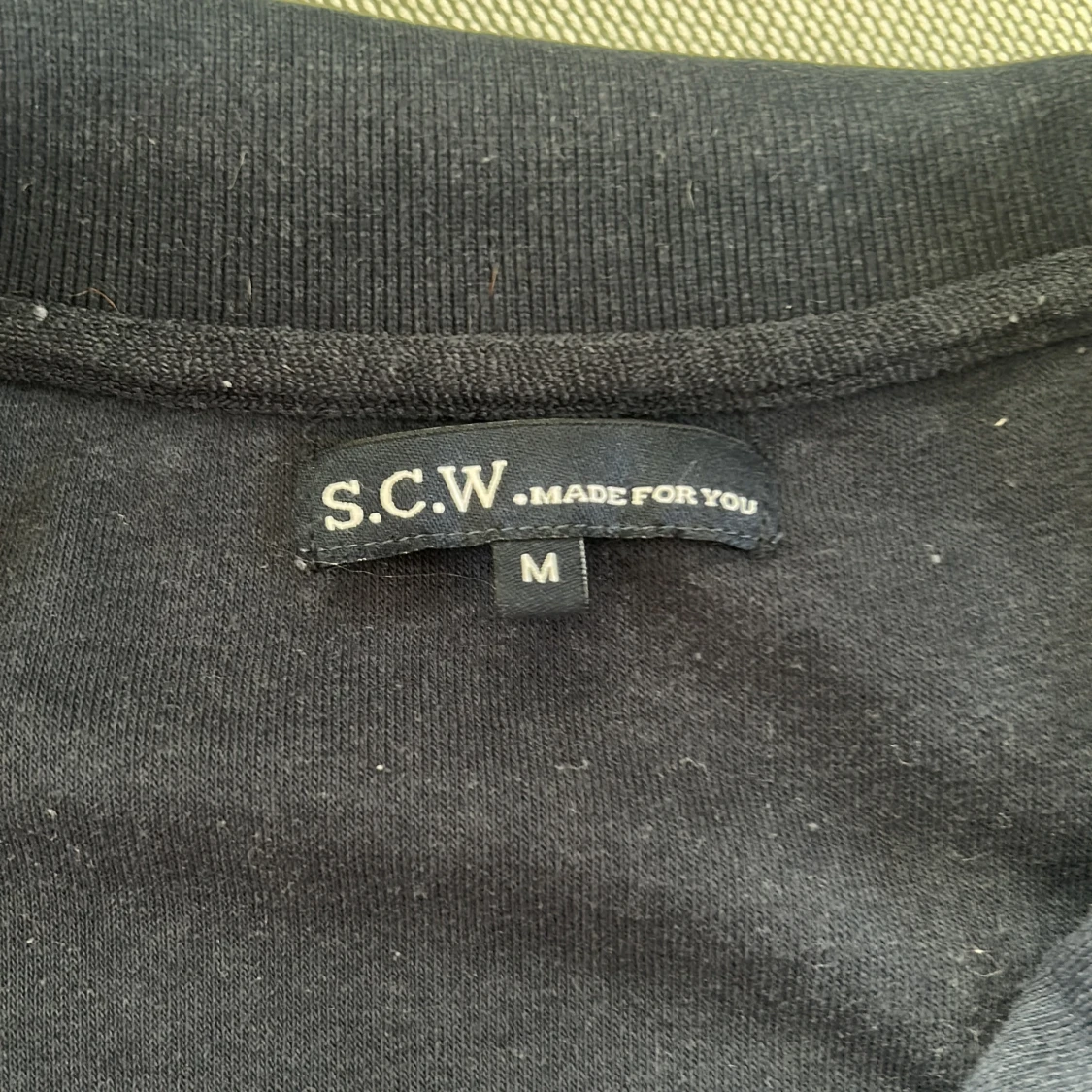 Svart pikétröja med dragkedja SCW - 1