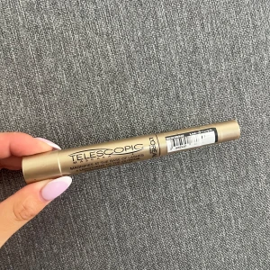 L'Oréal Telescopic Mascara guld - L'Oréal Telescopic mascara, använd endast för att testa men säljer då den inte passade mina fransar