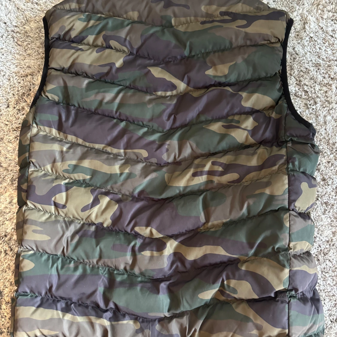 Vändbar dunväst med camouflage och svart - 1