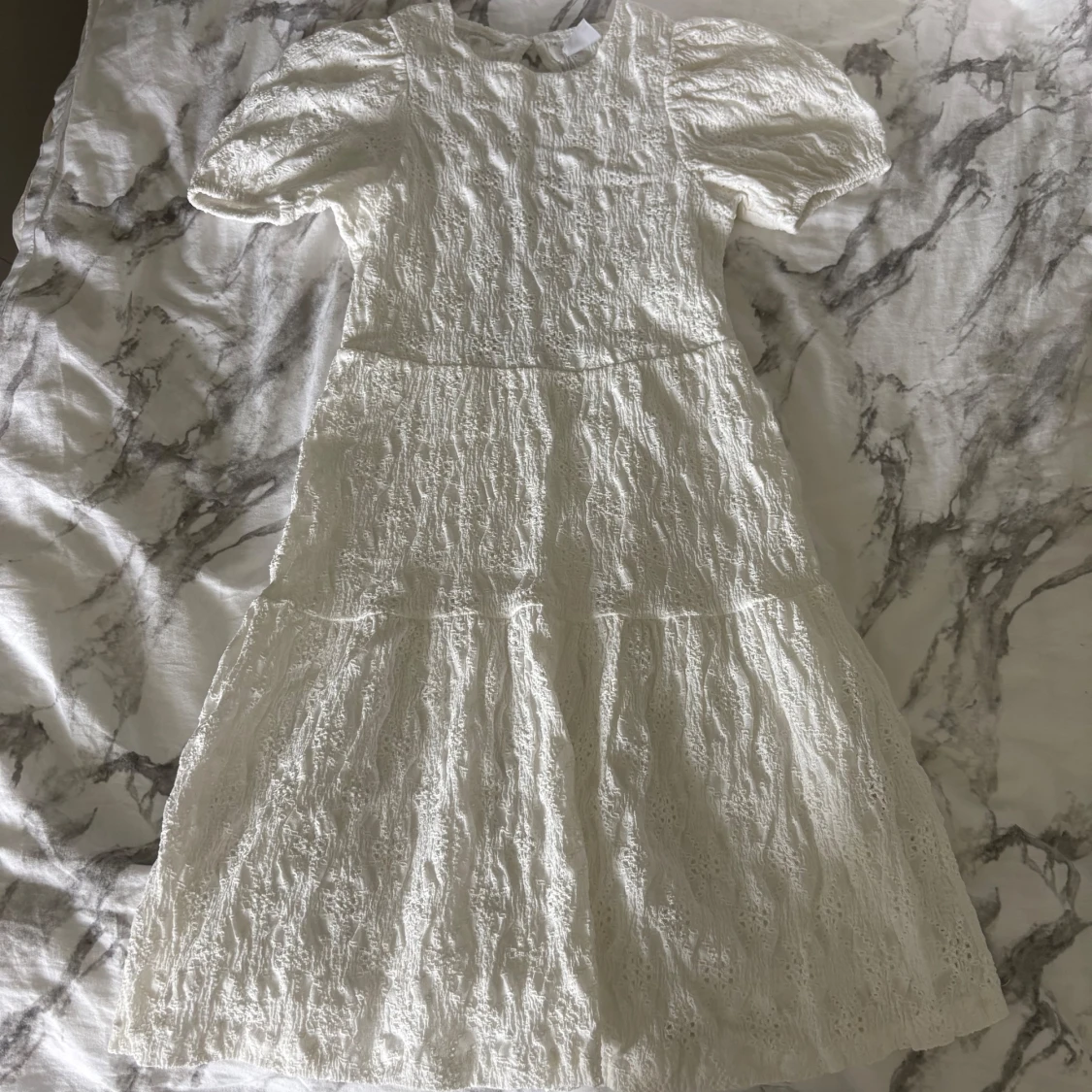 Vit klänning med blom mönster