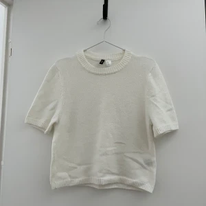 Vit stickad kortärmad tröja HM - Super fin stickad T-shirt, använd 1 gång!