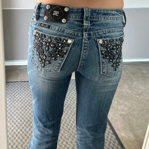 Bootcut miss me jeans - Säljer dessa miss me jeans i storlek 26. Jeansen är handsydda till bootcut av en annan tjej på vinted. Dom är i bra skick och supersnygga.              Midjemått- ca 36cm💕                                                 Innerbenslängd- ca 78cm💕                                         Grenmått- ca 19cm💕                                                    Pris kan diskuteras! Hör av dig om nått är oklart!