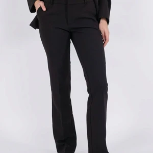 Lågmidjade kostymbyxor - Svarta lågmidjade kostymbyxor ifrån Neo noir i strl M!! Säljer dessa då det är fel storlek för mig, använda fåtal gånger! (Nypris 749:-)