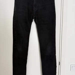 Svarta slim jeans i denim, strl: 170 - Svarta jeans i slim fit design. 