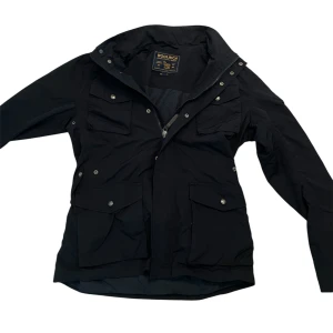 Svart vindjacka från Woolrich - Tja! Säljder en schysst woolrich fieldjacka som är perfekt nu för hösten, inga tecken på slitage. Storlek M och passar dig som är mellan 180-190 cm lång. Pris kan diskuteras vid smidig affär!