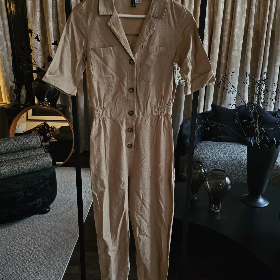 Beige jumpsuit med knappar och fickor från H&M