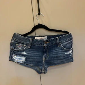 Blå jeansshorts från Hollister - Lågmidjadew short från hollister❣️❣️