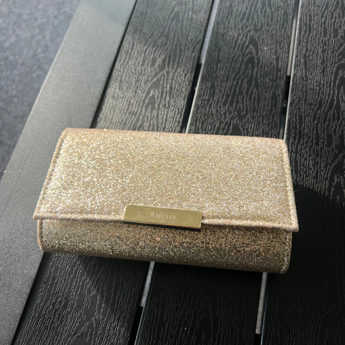 Glittrig guld kuvertväska från Mascara - 1