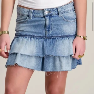 Blå jeanskjol med volanger - Blå jeanskjol från Gina Young använd 2 gånger ❤️