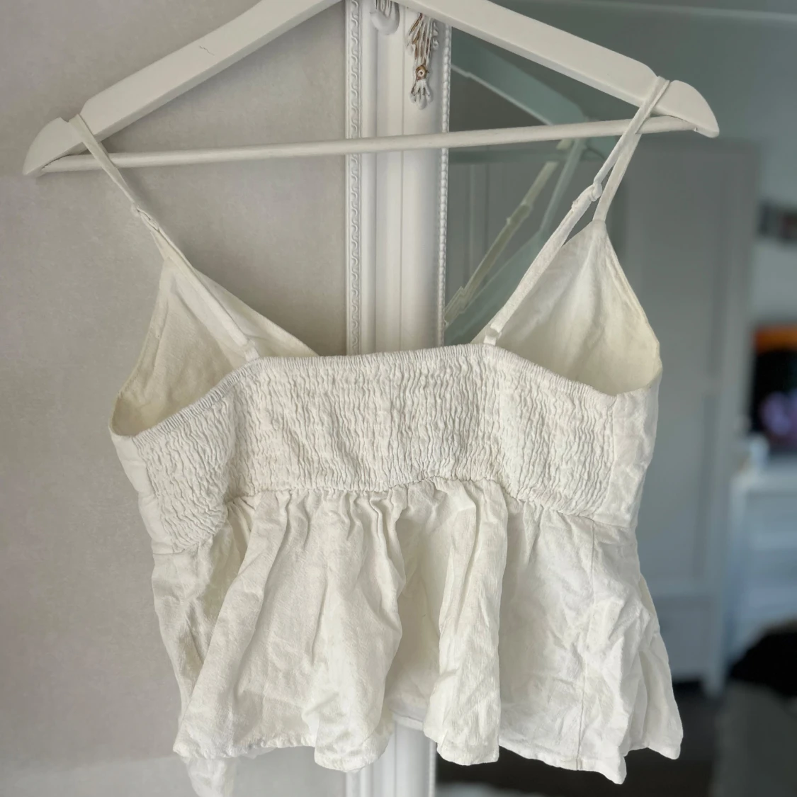 Vit linnetopp med knyt fram - 4