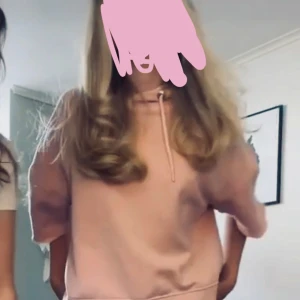 Ljusrosa kortärmad hoodie med snörning💗🪽 - Ljusrosa avklippt hoodie med luva som är köpt på Vinted💕hoodien är avklippt av den som jag köpte den av😌för att den är klippt minskar jag priset, men att den är klippt är inget man tänker på/syns😊nypris; 250 kr!! Material: bomull. Betala helst med Swish och kontakta även gärna inna du köper☺️