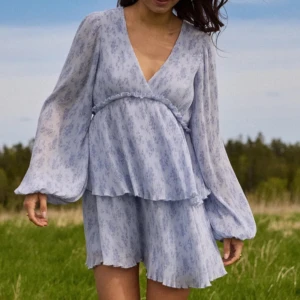 Ljusblå klänning  - Superfin ljusblå kortklänning med småblommigt mönster från Nelly  aldrig använd (slutsåld!)