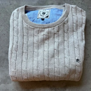 Kabelstickad tröja  - Säljer en beige kabelstickad tröja från Park Lane. Tröjan är i storlek S och är i väldigt fint skick. Hör av dig vid minsta fundering.🙌