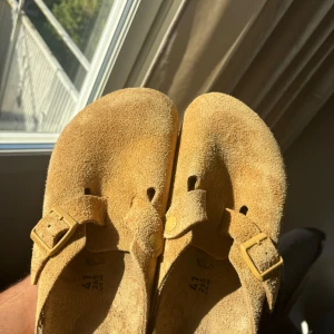 Nya Birkenstock Boston - Säljer ett par klassiska Birkenstock Boston. Aldrig använda! Har kvitto. Regular width. Färg: Latte Cream Nypris: 1715 SEK Storlek: 41