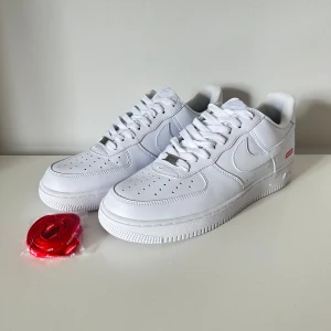 Nike Air Force 1 x Supreme (Helt nya) - Säljer ett par helt oanvända Nike Air Force 1 x Supreme, köpta på Merchsweden i slutet av mars 2025.   Storlek: EU 46/US 12 Skick: Helt nya  Har du frågor eller vill ha fler bilder är det bara att höra av dig via Plick eller mail.  📧 marloefashion@gmail.com