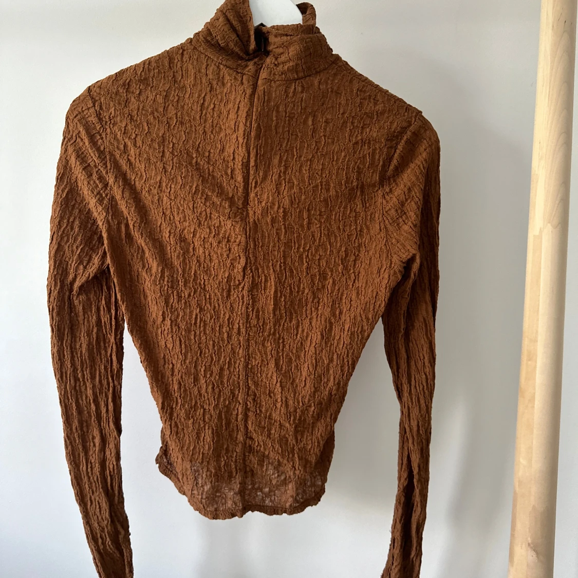 Brun polotröja med struktur - 1