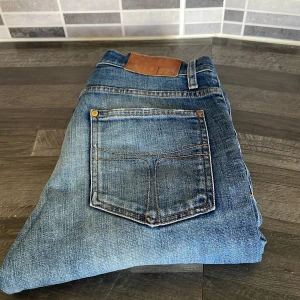  Tiger of Sweden jeans - Snygga blå jeans från Tiger of Sweden med klassisk femficksdesign och kontrastsömmar. Skriv vid frågor!!