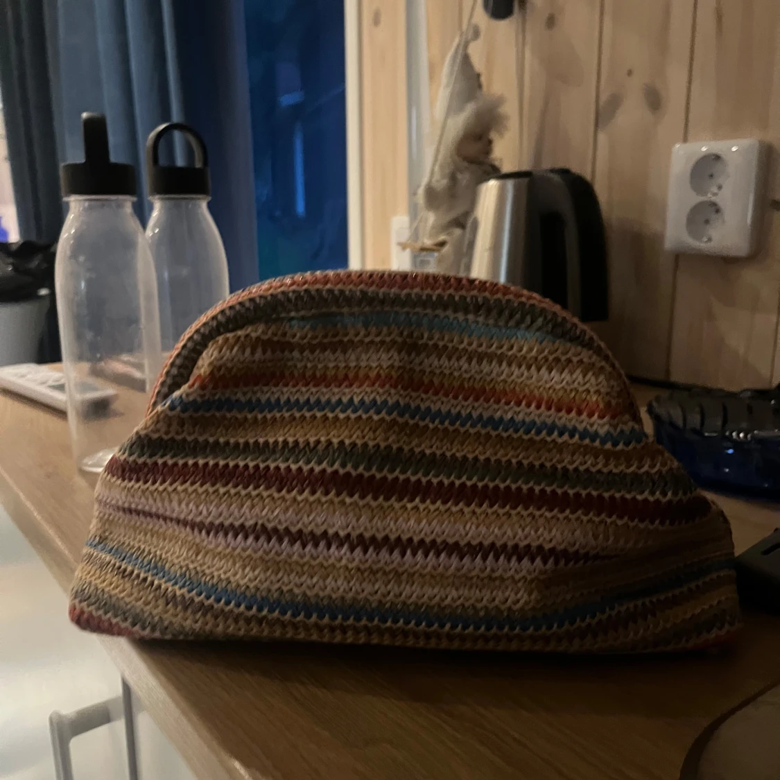 Randig kuvertväska med nitar - 1